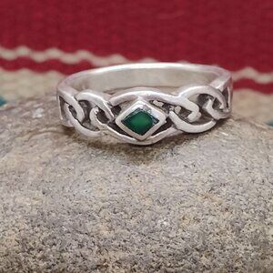 Vtg Shube 925 Sterling Silver Iish Celtic Knot Band Ring w/Green Stone Size 7